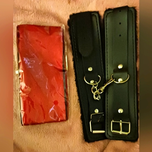 Cuff and blindfold set - Picture 3 of 3